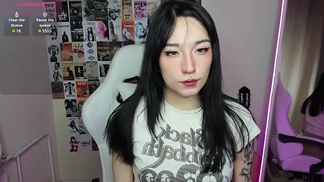 Snapshot of AliceeinWonderlanddd chatting on 4, 2, 2026 AliceeinWonderlanddd online show from 4, 2, 2026