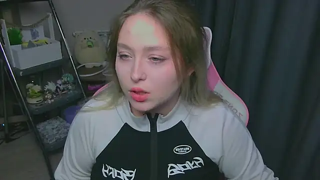 Snapshot of Emiliaaah chatting on 3, 2, 2026 Emiliaaah online show from 3, 2, 2026