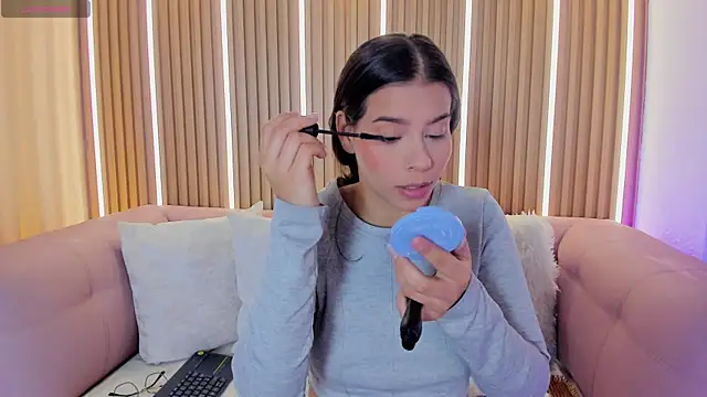 Luna Millers online show from 4, 7, 2026
