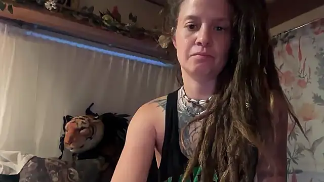 Snapshot of TheMoonNTheSun chatting on 1, 7, 2026 TheMoonNTheSun online show from 1, 7, 2026