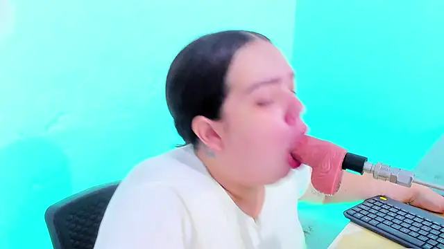 Emely pregnantt online show from 3, 2, 2026