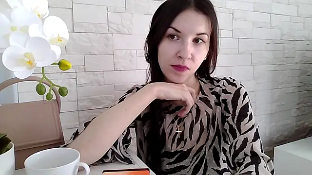 JuliaLovely online show from 6, 4, 2026