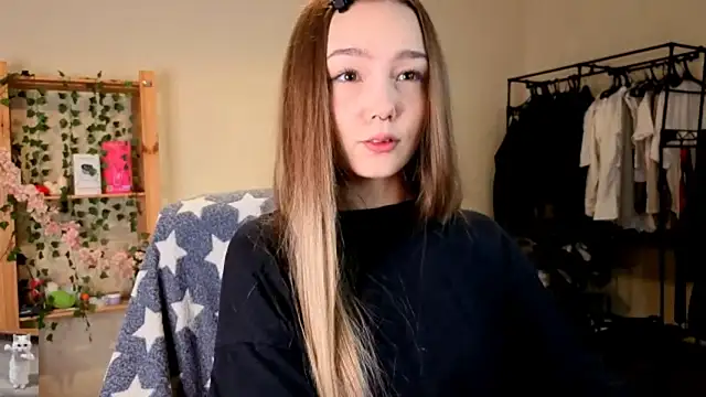 Snapshot of HoneyComfy chatting on 11, 4, 2026 HoneyComfy online show from 11, 4, 2026