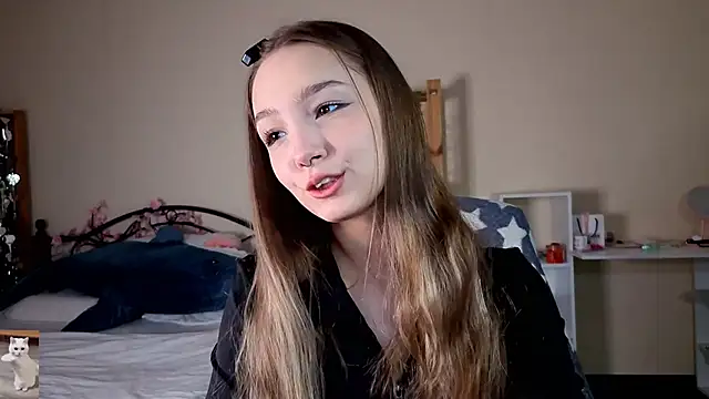 Snapshot of HoneyComfy chatting on 19, 4, 2026 HoneyComfy online show from 19, 4, 2026