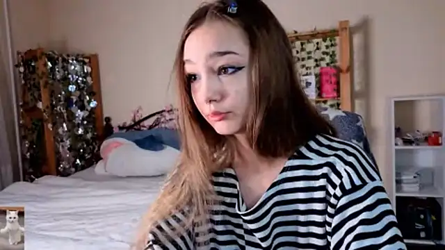 Snapshot of HoneyComfy chatting on 23, 4, 2026 HoneyComfy online show from 23, 4, 2026
