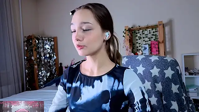 Snapshot of HoneyComfy chatting on 25, 4, 2026 HoneyComfy online show from 25, 4, 2026