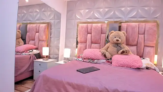 Paris Velvet online show from 6, 4, 2026