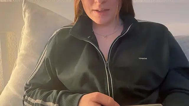 Snapshot of Lucyschickt chatting on 2, 3, 2026 Lucyschickt online show from 2, 3, 2026