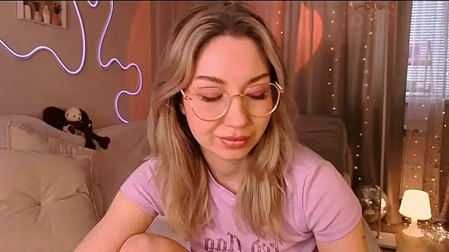 Snapshot of lusciousslily chatting on 9, 3, 2026 lusciousslily online show from 9, 3, 2026