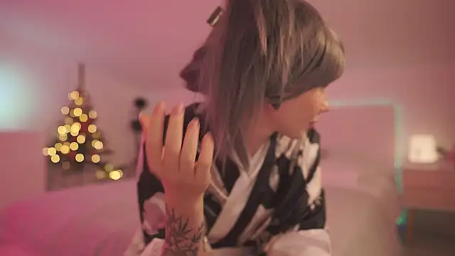 Sarah Pink online show from 19, 12, 2024