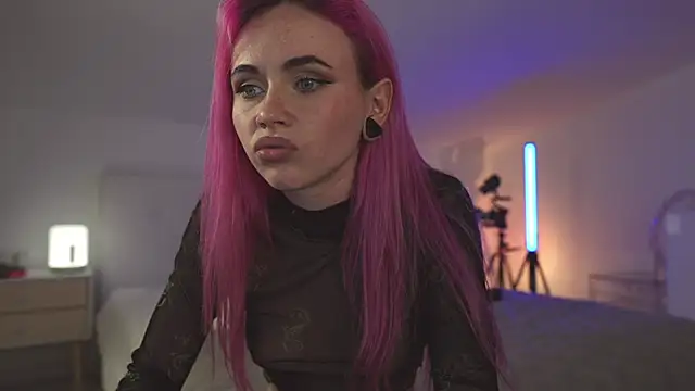 Sarah Pink online show from 25, 2, 2025