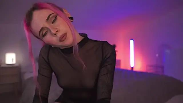 Sarah Pink online show from 20, 3, 2025