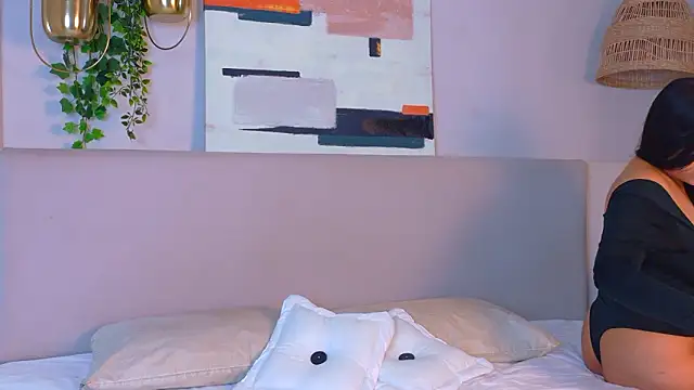 Snapshot of VioletBloomm chatting on 3, 2, 2026 VioletBloomm online show from 3, 2, 2026