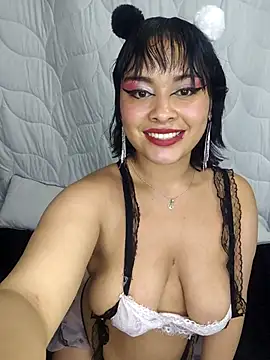 Snapshot of zoe_love18 chatting on 15, 4, 2026 zoe love18 online show from 15, 4, 2026