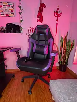 kenia thompsom01 online show from 11, 4, 2026