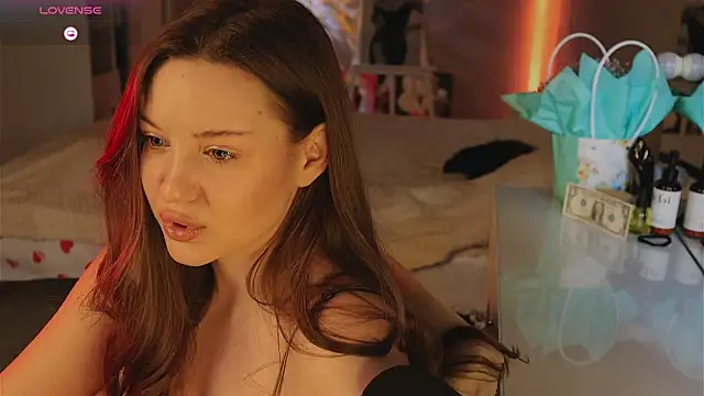 Alisia here online show from 13, 4, 2026