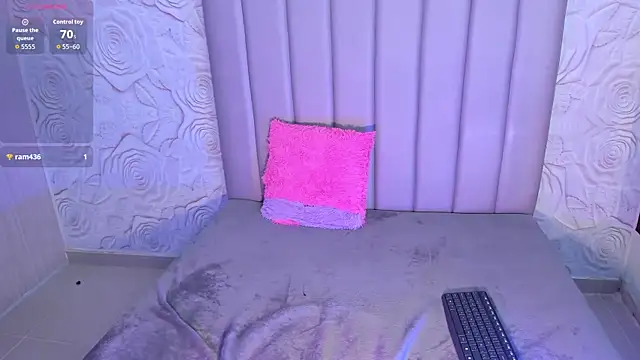 Lya dubois  online show from 13, 4, 2026