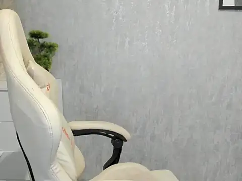 Snapshot of MistressMiia chatting on 30, 5, 2026 MistressMiia online show from 30, 5, 2026