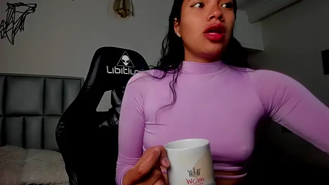 Snapshot of Julieta_Parker chatting on 22, 4, 2026 Julieta Parker online show from 22, 4, 2026