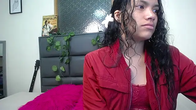 Snapshot of Julieta_Parker chatting on 28, 4, 2026 Julieta Parker online show from 28, 4, 2026