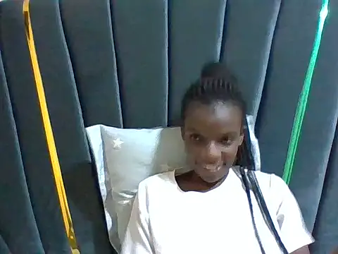 petitelavishey online show from 25, 5, 2026