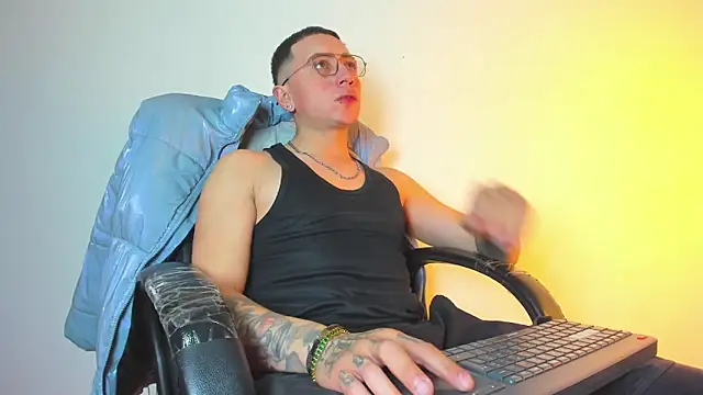 Snapshot of Emmanuel_Lust chatting on 5, 2, 2026 Emmanuel Lust online show from 5, 2, 2026