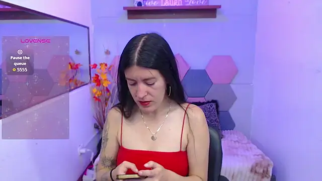 HannaOwen  online show from 13, 3, 2026