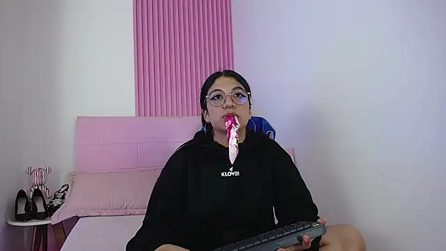 Snapshot of sharlotaustral18 chatting on 10, 2, 2026 sharlotaustral18 online show from 10, 2, 2026