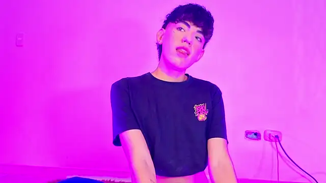 Snapshot of max_femboy chatting on 28, 5, 2026 max femboy online show from 28, 5, 2026