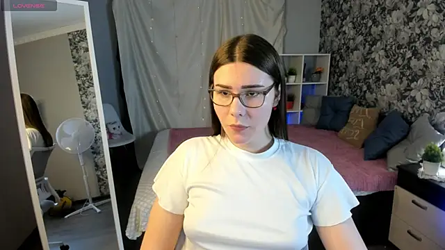 Snapshot of Coraline_kitty chatting on 3, 5, 2026 Coraline kitty online show from 3, 5, 2026