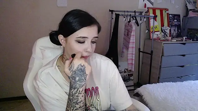 Snapshot of Rin_Tozier chatting on 15, 7, 2026 Rin Tozier online show from 15, 7, 2026