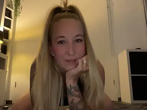Snapshot of Ninimaus chatting on 8, 5, 2026 Ninimaus online show from 8, 5, 2026