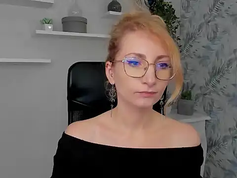 Snapshot of CinderellaMoon chatting on 2, 3, 2026 CinderellaMoon online show from 2, 3, 2026