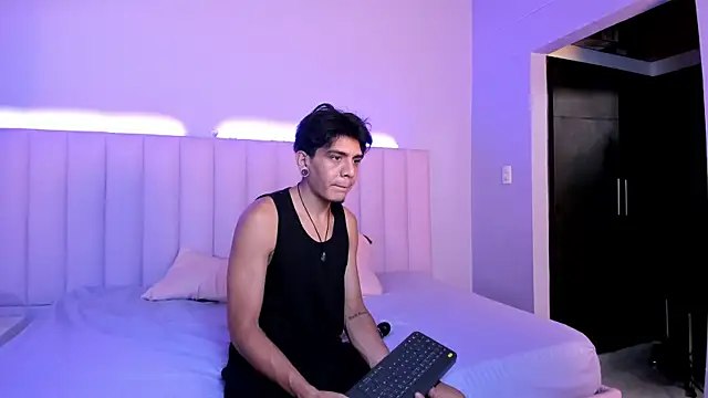Snapshot of abrilandjulian chatting on 4, 7, 2026 abrilandjulian online show from 4, 7, 2026
