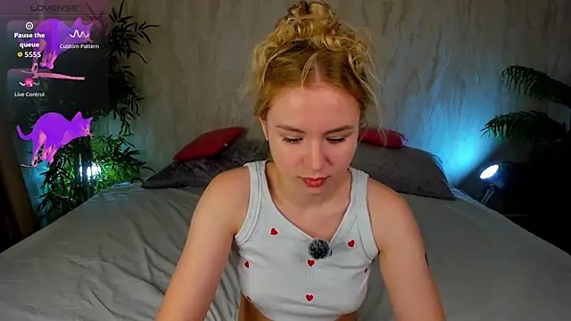 Snapshot of Linda__Bloom chatting on 30, 6, 2026 Linda Bloom online show from 30, 6, 2026