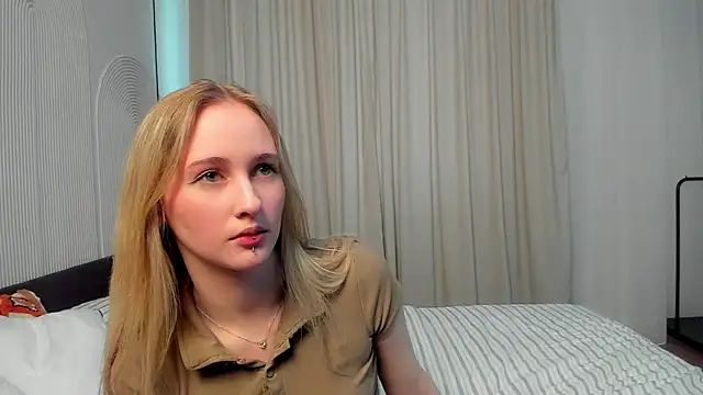 Snapshot of TraceeRebollar chatting on 3, 3, 2026 TraceeRebollar online show from 3, 3, 2026