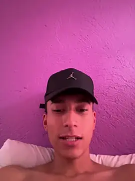 Snapshot of glopetitooo chatting on 15, 6, 2026 glopetitooo online show from 15, 6, 2026