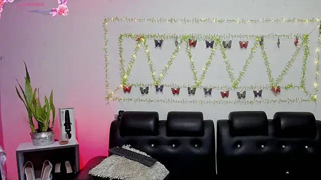 Snapshot of aria-voss chatting on 8, 4, 2026 aria-voss online show from 8, 4, 2026