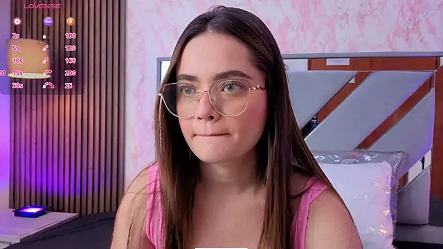 Snapshot of LittleeSara18 chatting on 20, 3, 2026 LittleeSara18 online show from 20, 3, 2026