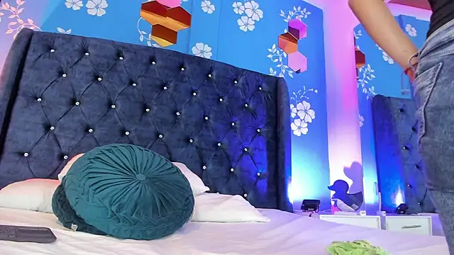 Snapshot of laurasmith_ chatting on 2, 5, 2026 laurasmith online show from 2, 5, 2026