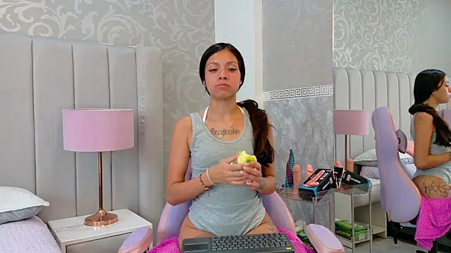 Snapshot of Emily__Stef chatting on 17, 5, 2026 Emily Stef online show from 17, 5, 2026