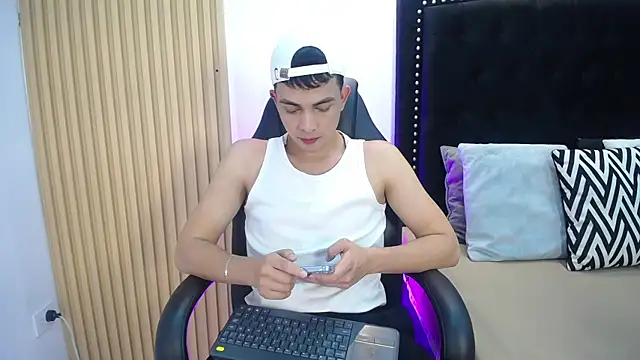 NewYoungHot online show from 21, 4, 2026