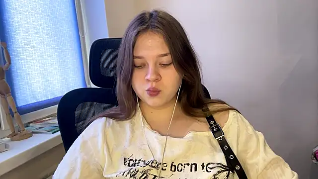 TomikoPfau online show from 5, 3, 2026