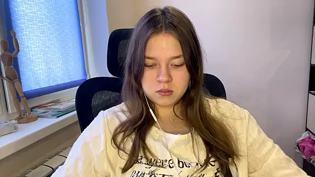 TomikoPfau online show from 6, 3, 2026