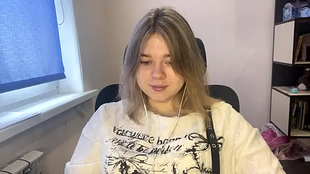 TomikoPfau online show from 6, 4, 2026