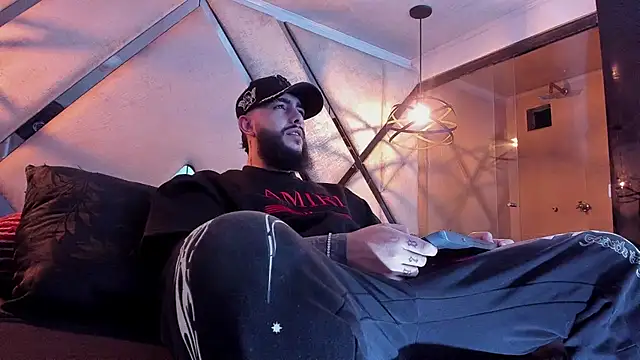 SantiagoHincapiie online show from 1, 3, 2026