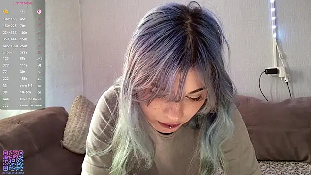 Snapshot of Emmibrilson chatting on 5, 5, 2026 Emmibrilson online show from 5, 5, 2026