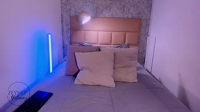 ZeynepYilmaz online show from 6, 4, 2026