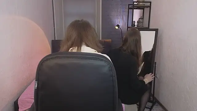 ZoriaLovesLuna online show from 8, 4, 2026