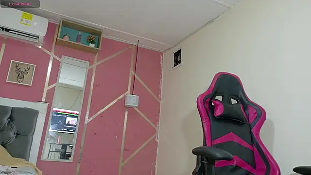 Snapshot of cristal-49 chatting on 1, 3, 2026 cristal-49 online show from 1, 3, 2026